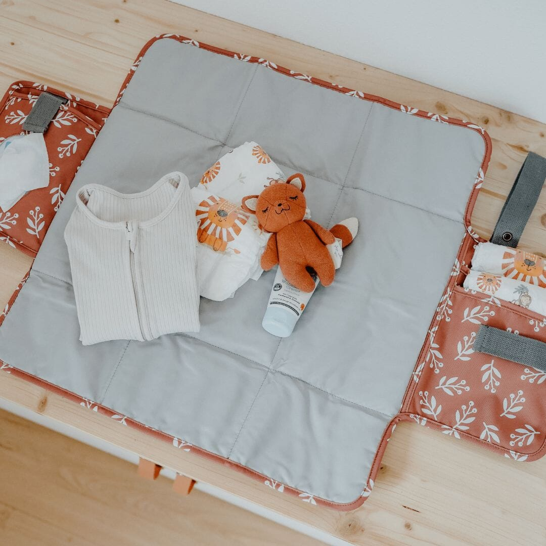 エマ&ノア モバイル マルチおむつ替えシート 【モカ Floral Mocca